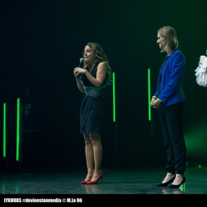 Dafna Mouchenik sur la scène de l'Olympia pour les Re.Start Awards